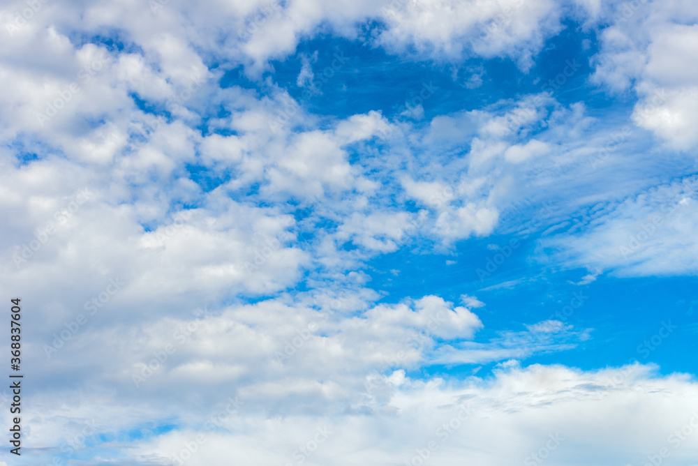 Fototapeta premium white cumulus clouds on a blue sky, bright sunny day, beautiful natural landscape.