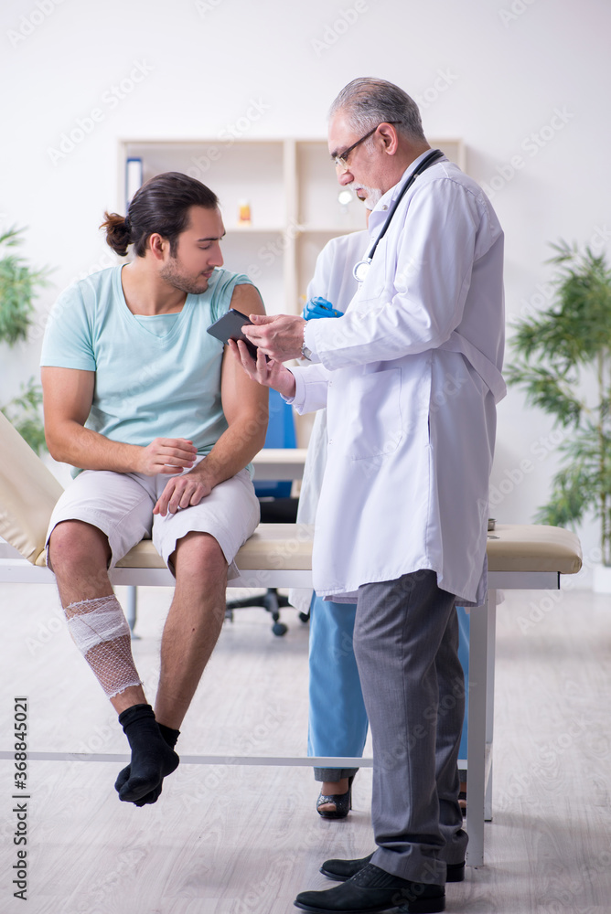 Fototapeta premium Young leg injured man in the hospital