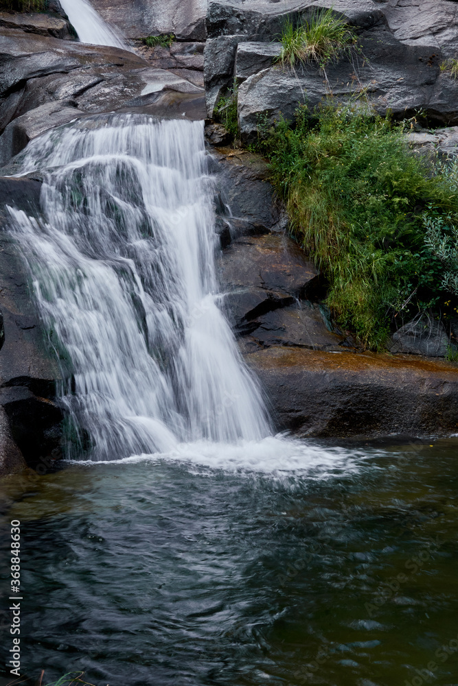 Fototapeta premium Wodospad na rzece Arbillas. Sierra de Gredos. Avila. Kastylia i Leon. Hiszpania