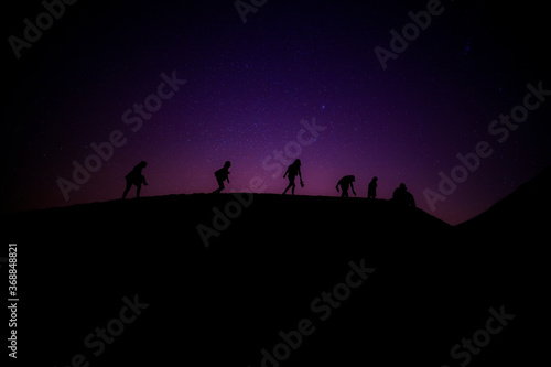 grupo caminando sobre la montaña al atardecer colorido. Concepto de senderismo