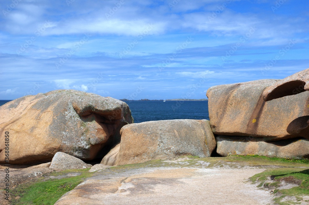 Grobe Steine an der rosa Granitküste Grobe Steine an der rosa Granitküste