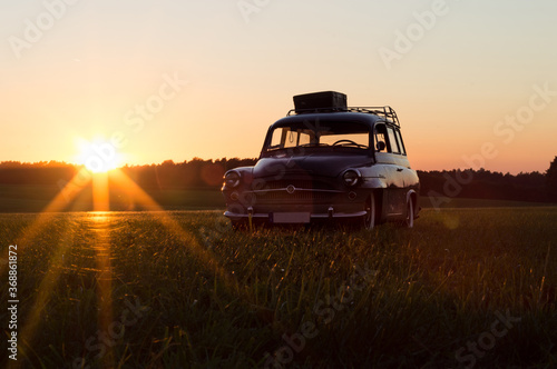 Alter Skoda Octavia am Abend