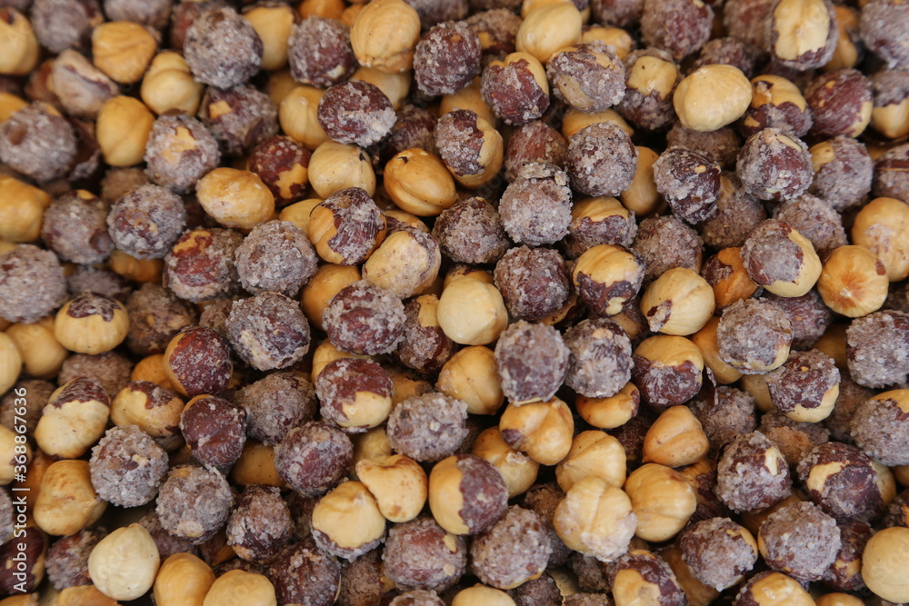 Fototapeta premium shelled salted nuts close up