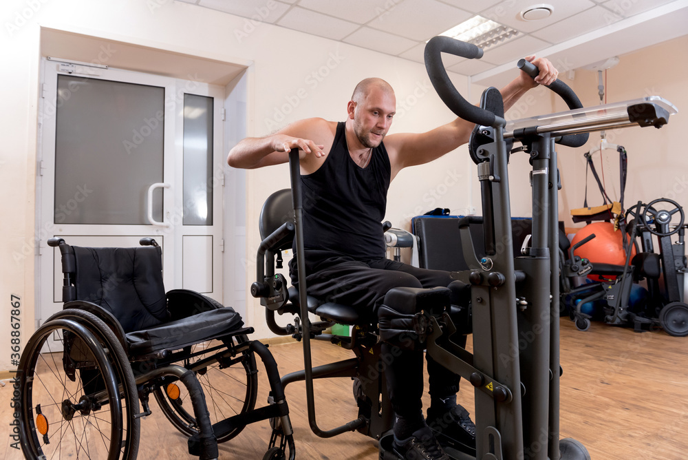 Obraz premium Disabled man training in the gym. Rehabilitation center