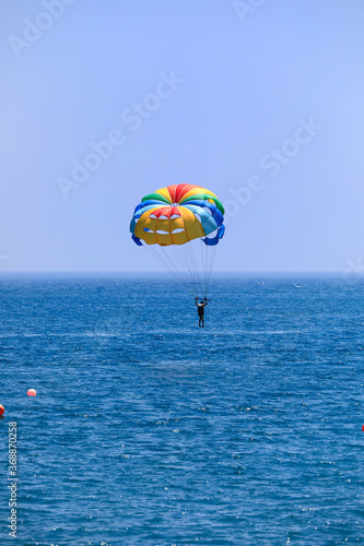 Parasailing auf dem blauen Meer photo