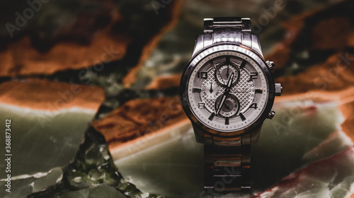 elegante reloj de pulsera colocado en una mesa de marmol photo