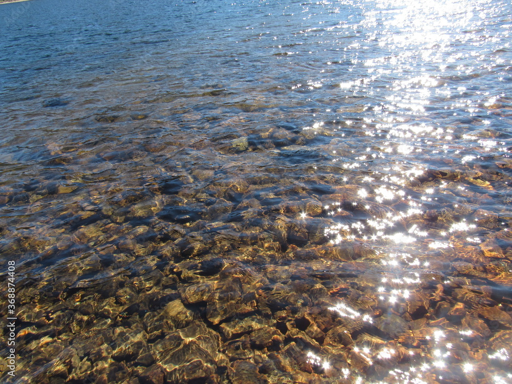 superficie de río con vista de piedras