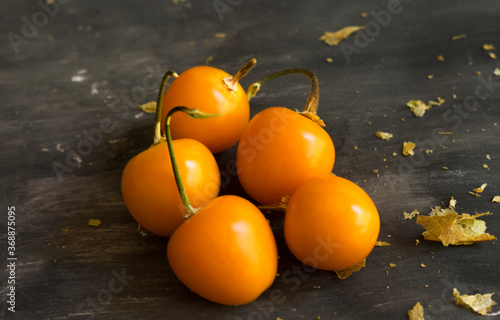 fruta aguaymanto o uchuva (Physalis peruviana) sobre fondo gris photo