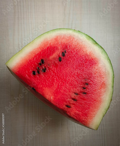 Trozo de sandía (patilla) sobre una base de madera