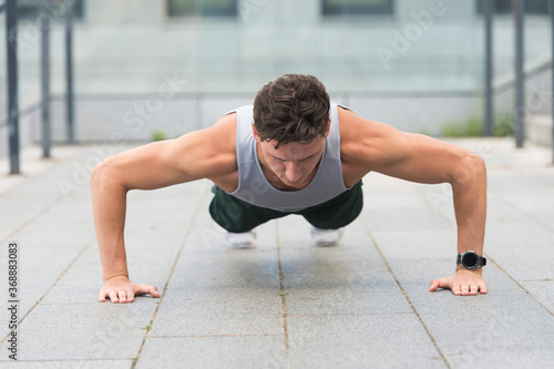 Canvastavla Caucasian athlete man doing push-ups