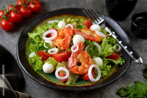 Salad with fried langoustines with mozzarella, cherry tomatoes, red onion, lettuce and olive oil.