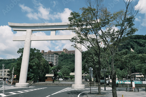 照国神社の鳥居を見上げる構図