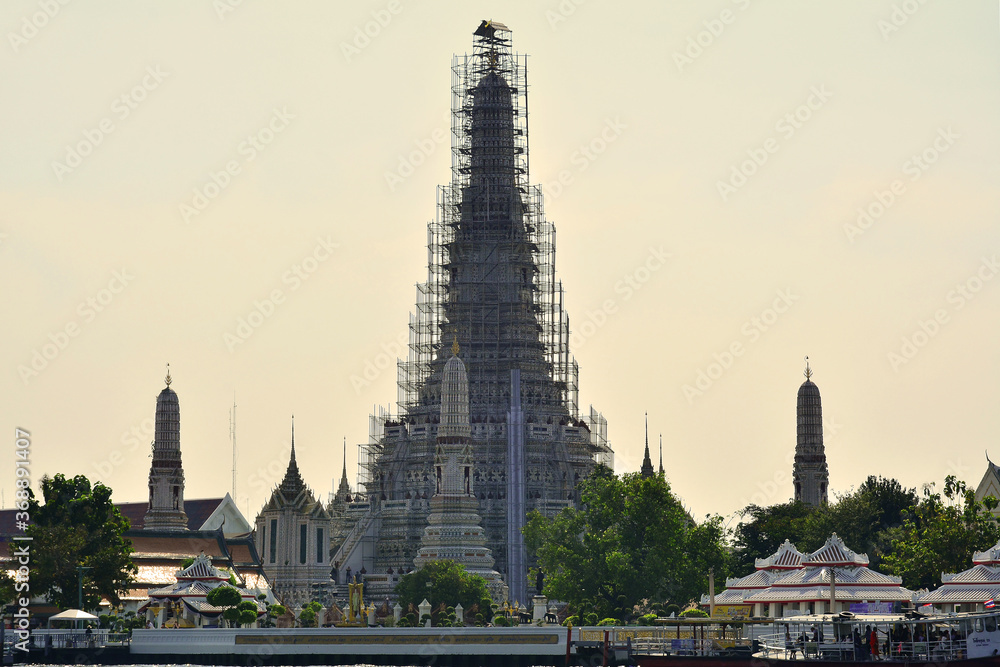 Obraz premium Wat Arun central tower in Bangkok, Thailand