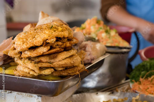 Φωτογραφία Pile of fried milanesas in a  market of Bolivia