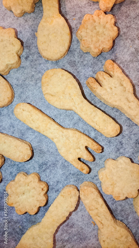 スプーンとフォークの形の手作りクッキー