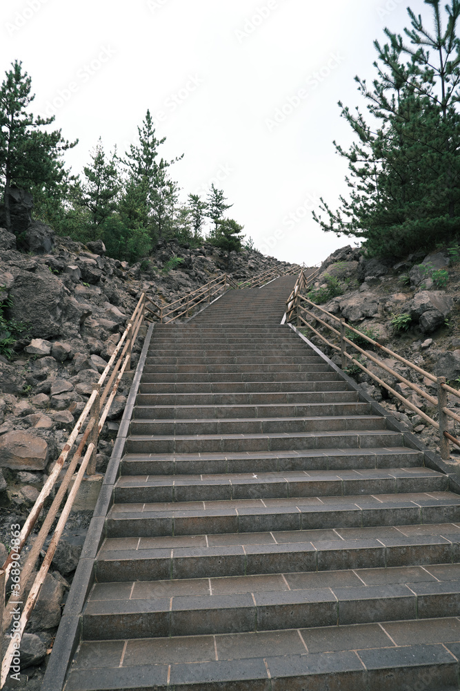 Fototapeta premium 階段の横にそびえ立つ沢山の溶岩