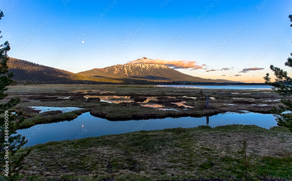 Naklejka premium Mount Bachelor reflection in Sparks lake, Oregon in summer sunset