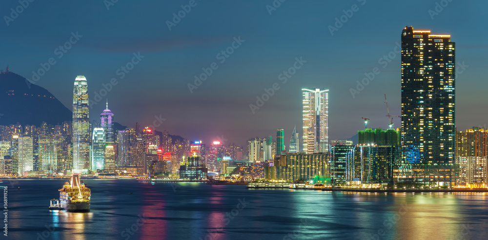 Naklejka premium Panorama of Hong Kong city at dusk