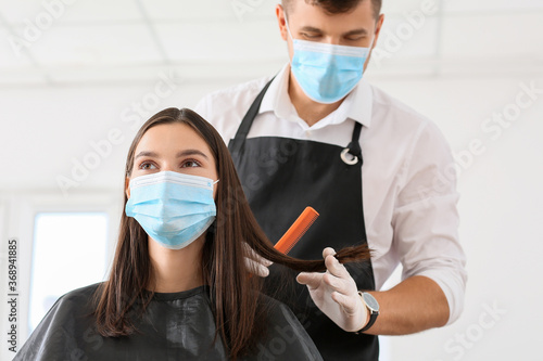 Male hairdresser working wi...