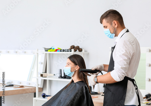 Male hairdresser working wi...