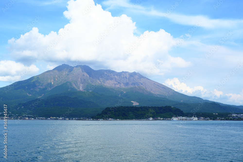 海から見た美しい桜島の風景