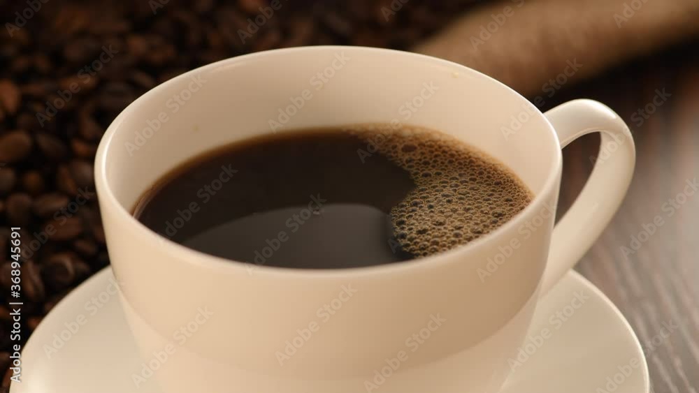 淹れたてのコーヒーとコーヒー豆 淹れたてのコーヒーとコーヒー豆