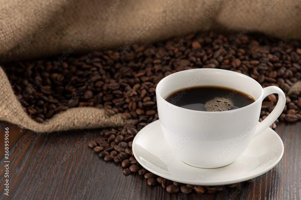 淹れたてのコーヒーとコーヒー豆 淹れたてのコーヒーとコーヒー豆