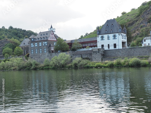 Schloss von der Leyen     Wasserschloss an der Mosel bei Kobern-Gondorf