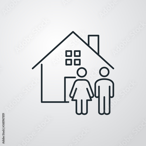 Concepto vivienda familiar. Icono plano lineal hombre y mujer en casa en fondo gris