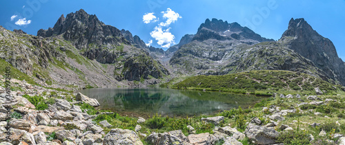 Fototapeta Naklejka Na Ścianę i Meble -  Paysage de montagne dans le parc du Mercantour dans le Sud des Alpes 
Mountain landscape in Alps