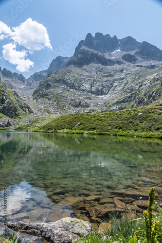 Fototapeta Naklejka Na Ścianę i Meble -  Paysage de montagne dans le parc du Mercantour dans le Sud des Alpes 
Mountain landscape in Alps