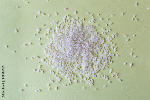 Tableau sur toile Pile of white glutinous rice isolated on white background