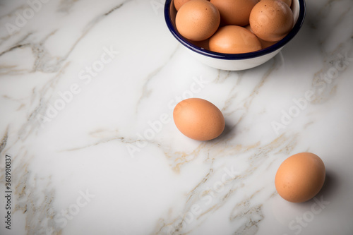 Braune Hühner Eier in Emaille Schale auf Marmor Hintergrund 