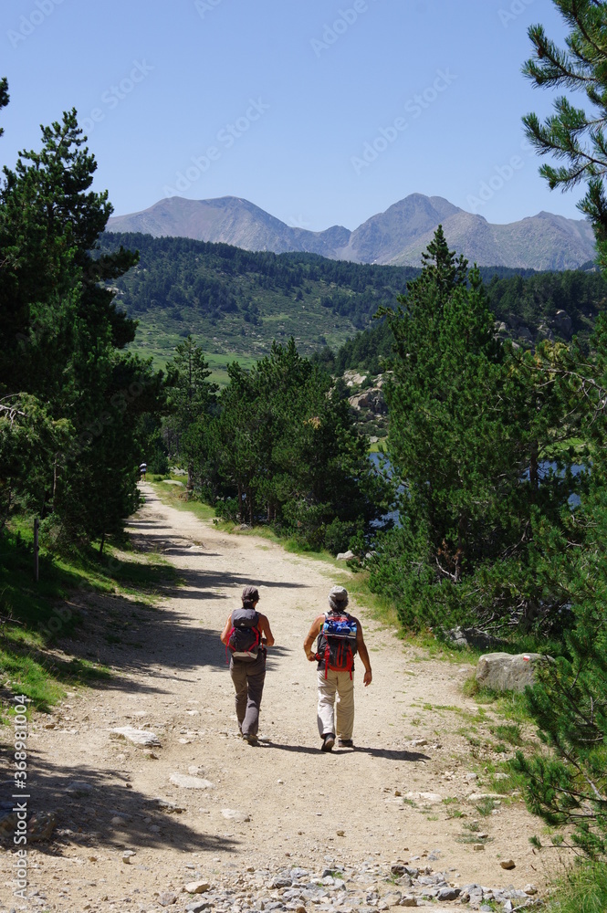 Couple de randonneurs en montagne dans les Pyrénées Orientales lac des Bouillouses