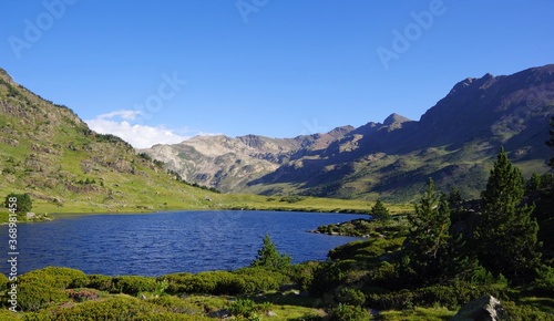 Étangs et lacs des Bouillouses avec le massif du Carlit dans les Pyrénées Orientales en France avec de l'eau et du ciel bleu et des randonneurs