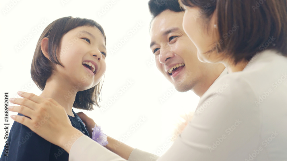 スーツを着た女の子と両親 入学式 卒園式 スーツを着た女の子と両親 入学式 卒園式