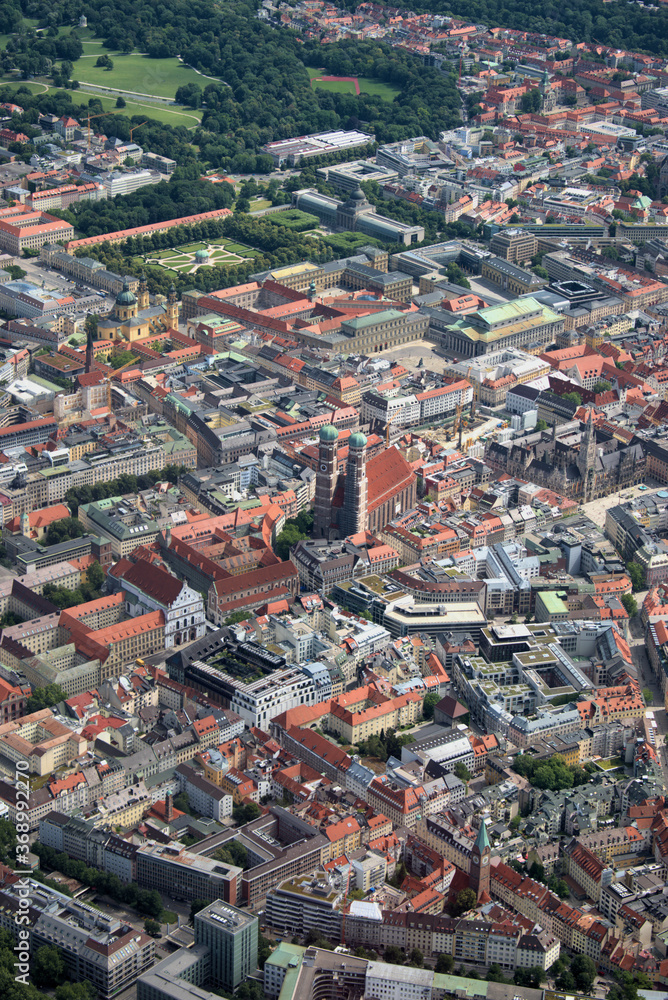 München mit der Frauenkirche und dem Marienplatz von oben 5.7.2020