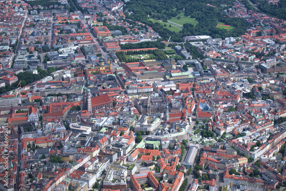 München mit der Frauenkirche und dem Marienplatz von oben 5.7.2020