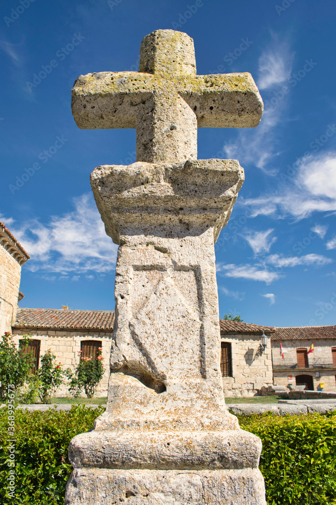 Antigua cruz de piedra en Wamba, Valladolid Antigua cruz de piedra en Wamba, Valladolid