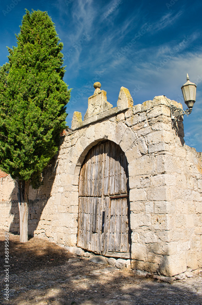 Antigua puerta medieval en la villa de Wamba, Valladolid