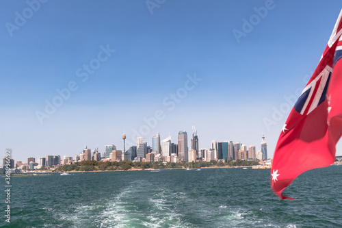Skyline von Sydney mit Port Jackson und australischer Flagge