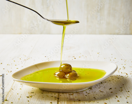 Foto Extra virgin olive oil and green olives
