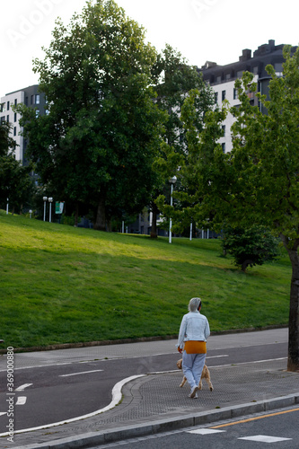 Person walking close to a park © Laiotz