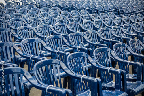 Stuhlreihen aus blauen Stühlen