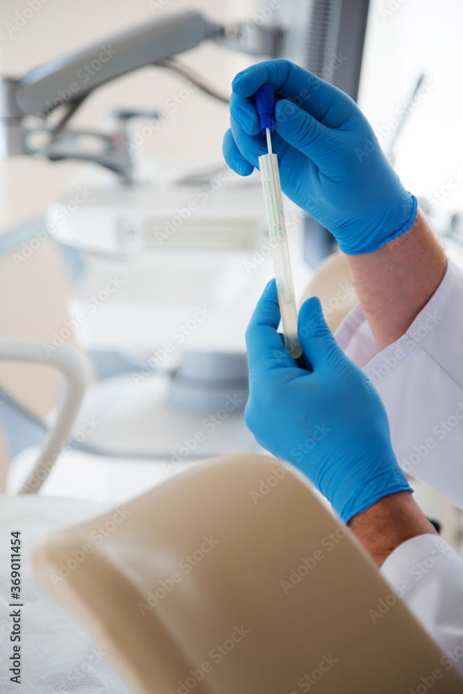 Lekarz w niebieskich rękawiczkach pobiera materiał do cytologii.  - obrazy, fototapety, plakaty 