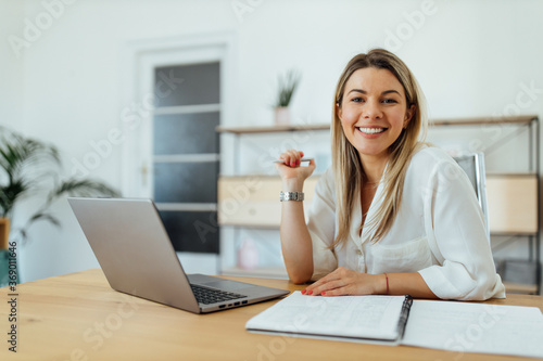 Bilde på lerret Portrait of a cheerful accountant at home office.