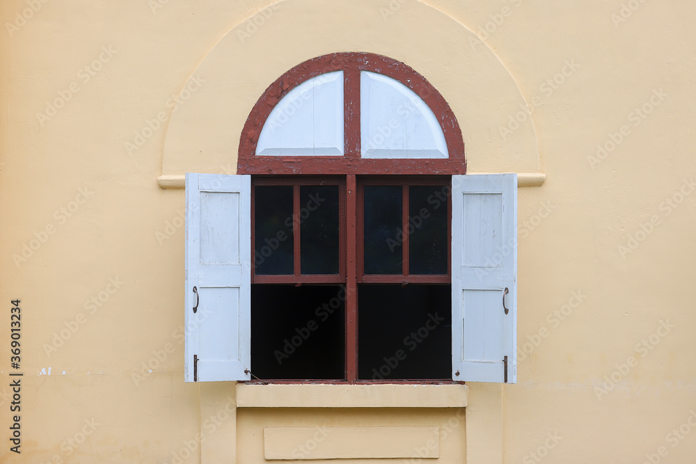Obraz premium Old white wooden windows. Vintage background.