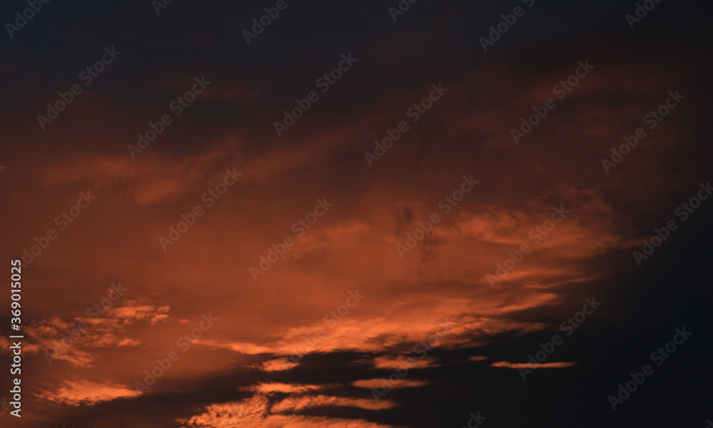 Naklejka premium Dramatic sunset and sunrise sky for background