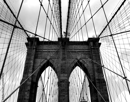 Fotografía en blanco y negro del puente de Brooklyn en la ciudad de Nueva York. © Berta