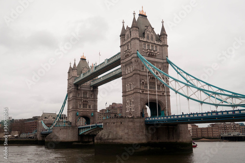 El puente Tower Bridge de Londres en un día nublado.